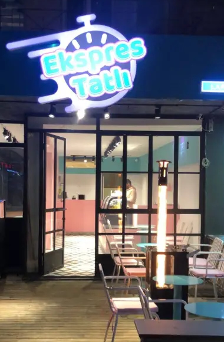 Ekspres Tatlı neon tabelası yakın plan